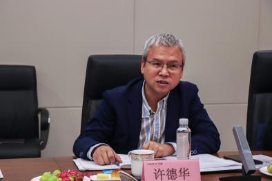 地大成人自拍
党委书记许德华介绍学院情况